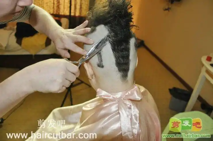 性感妹剃蜥蜴光头剪发吧11422