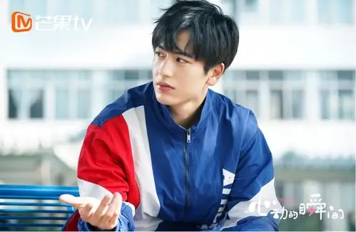 张凌赫《心动的瞬间》开播 化身校园男神心动来袭