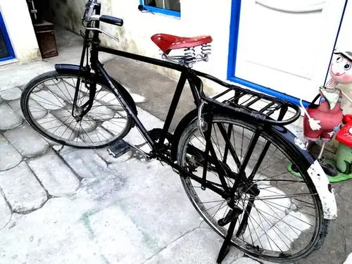 沈阳产白山牌28加重自行车 影视道具出租 年代戏使用编辑