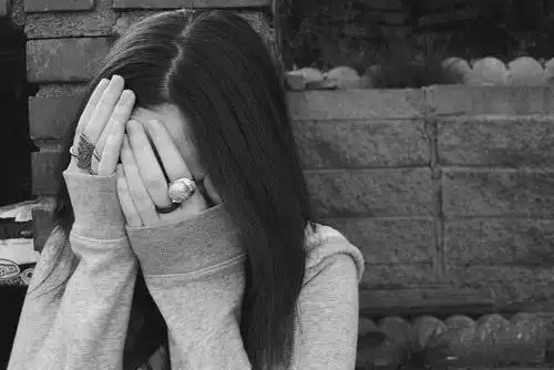 女生头像 黑白 捂脸 大图