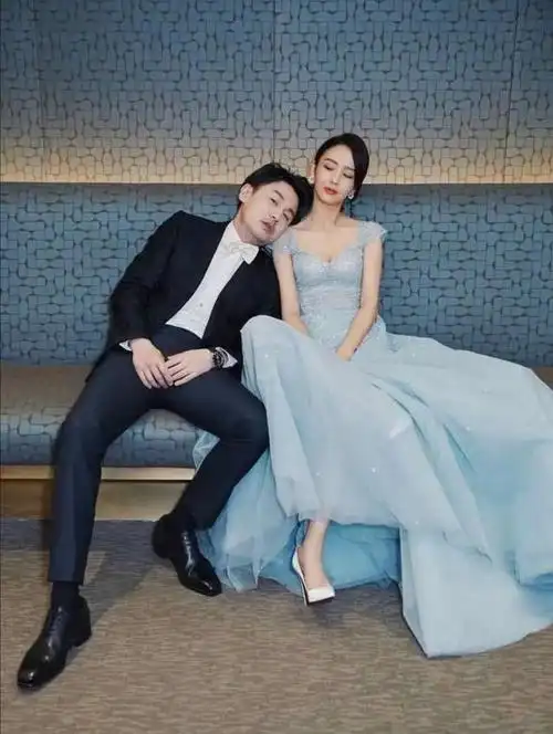 幸福的翟煦飞裸婚嫁给同班帅哥雷佳音今与女儿被老公宠爱