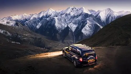 大部分为现场实拍,小部分为汽车和风景现场分开拍摄后再合成