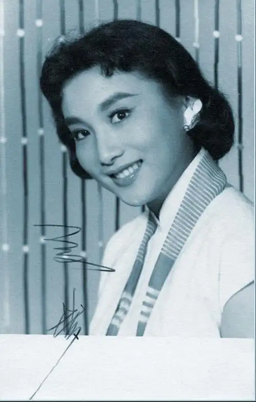夏梦是50-60年代香港长城电影制片公司首席女演员,外形娴雅大方,是