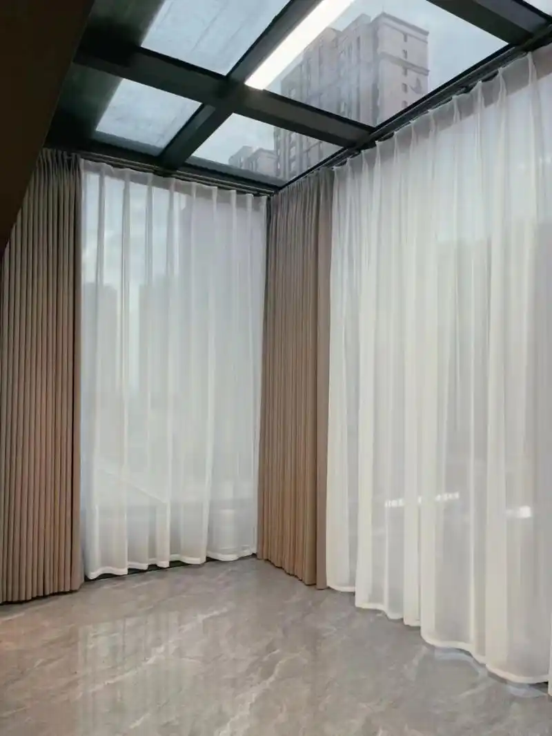 顶层阳光房窗帘 本来上面要做一层天棚帘的,客户今年预算有限等明年再