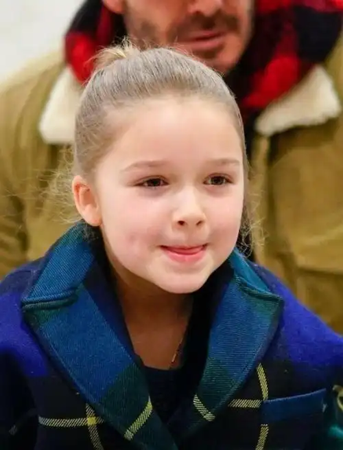 掌上明珠!贝克汉姆与儿女现身机场,小七抿嘴抢镜