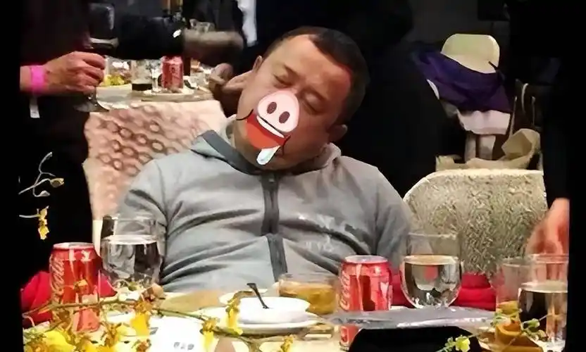 "曾志伟被拍到坐在席间喝的烂醉的照片,在好友谭咏麟出道40周年的纪念