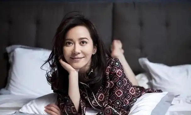 她的美貌和魅力让许多中年男人心动不已.