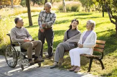 快乐的老年人在公园聊天