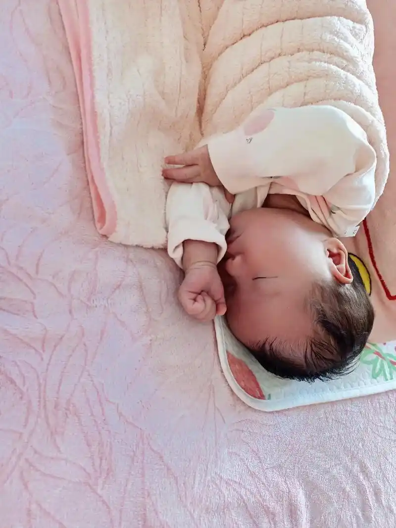 创作灵感  新生儿正确的睡姿应该侧卧位,白天侧左(右)晚上 - 抖音