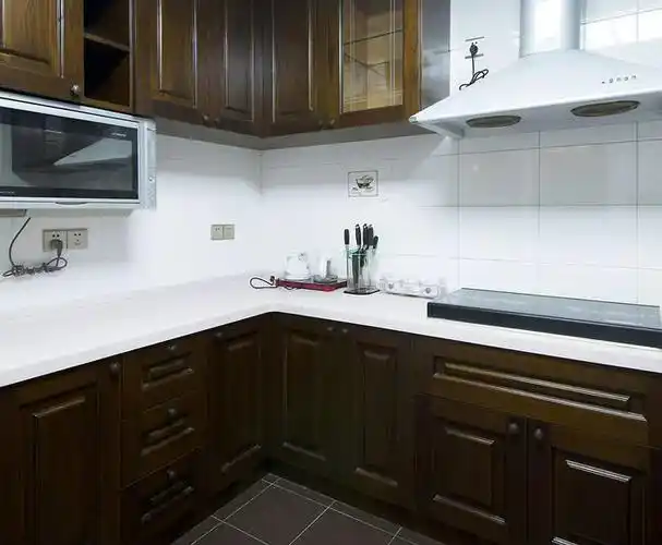 浅棕色整体橱柜和瓷砖颜色搭配效果图