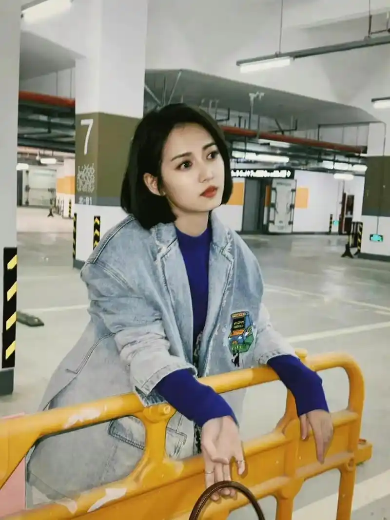 陈钰琪# 陈钰琪短发牛仔外套看着就很街头少女