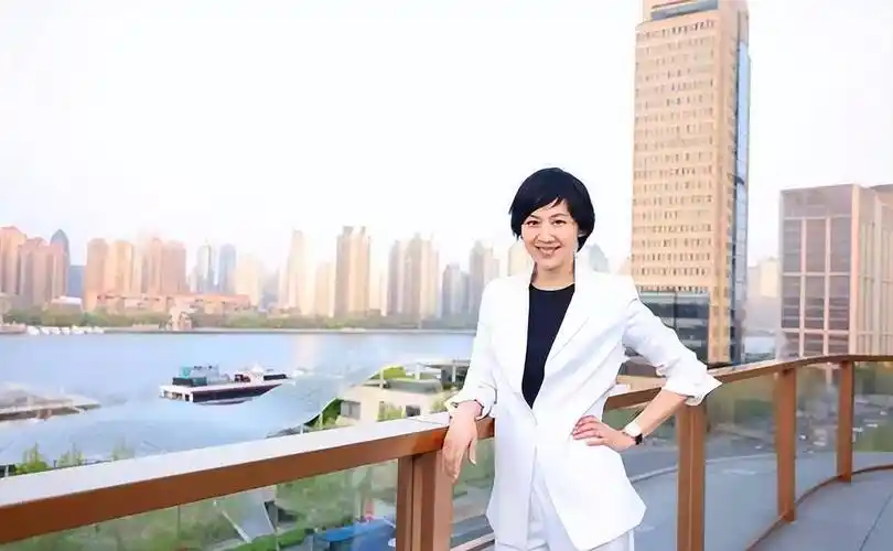 东方卫视主持人王津元,嫁上海富豪郭广昌,今49岁生3个娃好幸福_主理