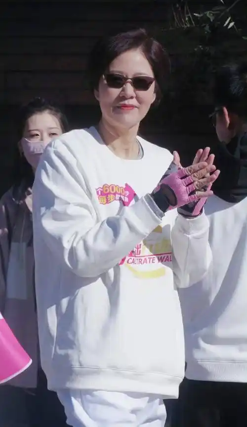 中国女排功勋郎平全新近照曝光,神采奕奕光彩照人_教练_世界_生活