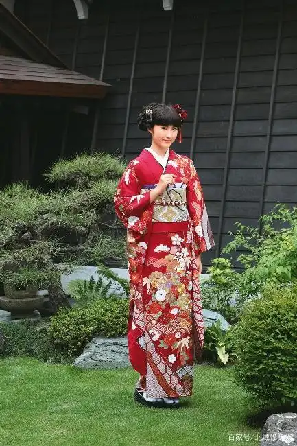 在日本,韩国国内,重要场合一般是要穿传统服饰的,可见其对传统服饰是