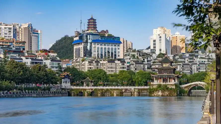 贵阳市南明河两岸甲秀楼远眺东山寺贵州省民族博物馆