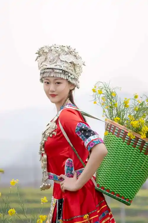 苗族姑娘与油菜花