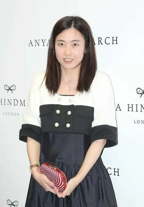 认真打扮的甘比气质太惊艳,穿小香风配黑色连衣裙,显贵又洋气