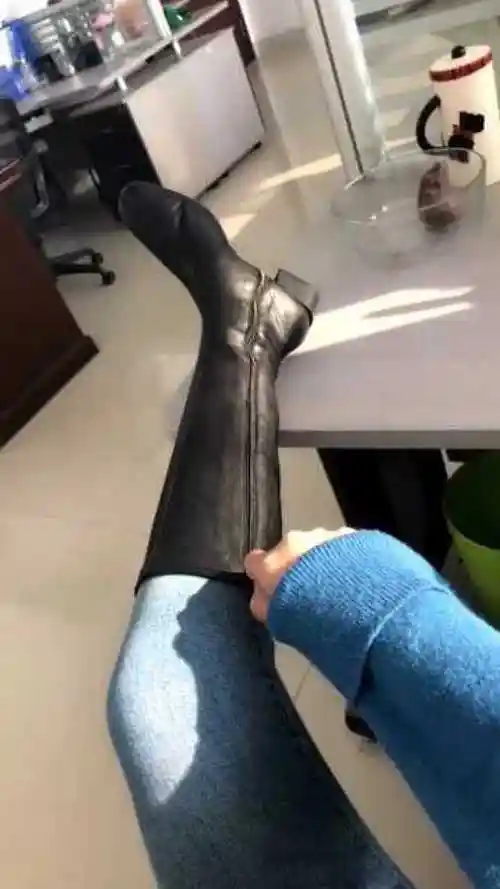 姑娘趁办公室没人脱下靴子真的是不忍直视