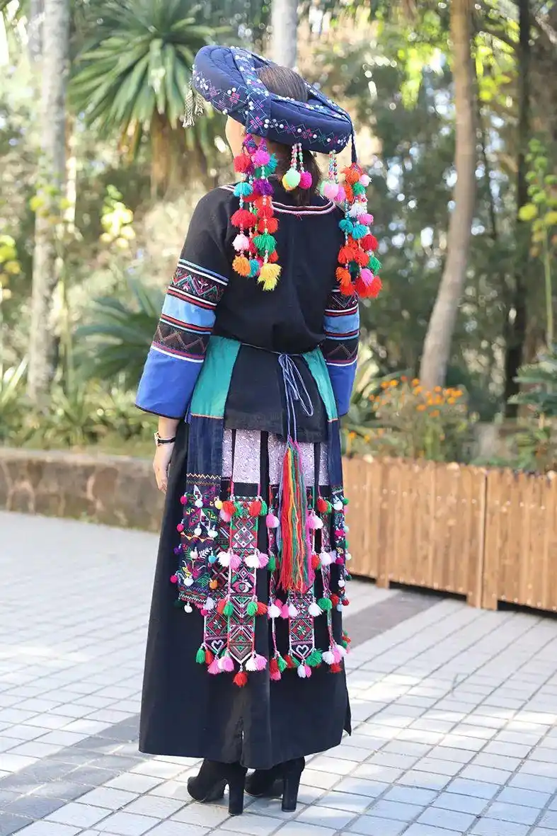 乡愁普洱哈尼族一个把历史和财富都镶嵌在衣服上的民族