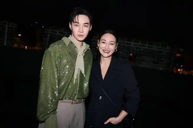 合照时惠英红一把揽过刘宪华,刘宪华今天太帅了吧,大华时尚感拉满