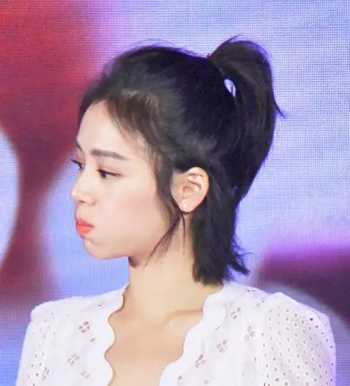 很多短发的姑娘们想扎高马尾但总是无奈头发太短,那么不如尝试一下