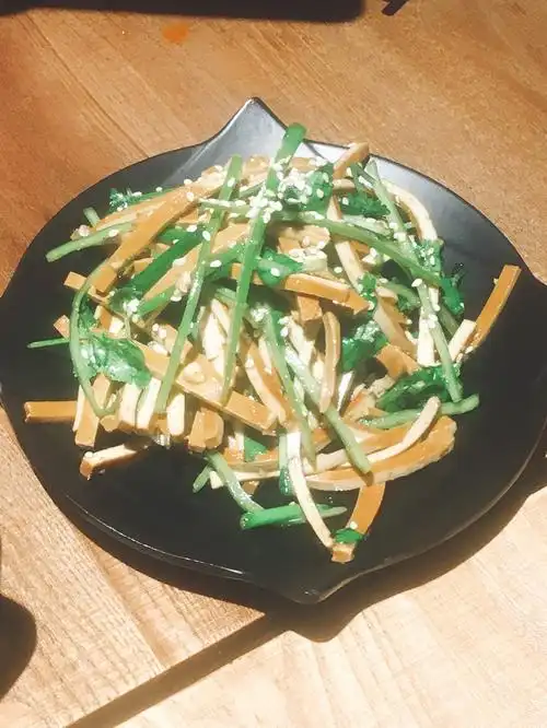 拌香干丝:豆腐干不够入味,辣椒和香油的味道没体现出来