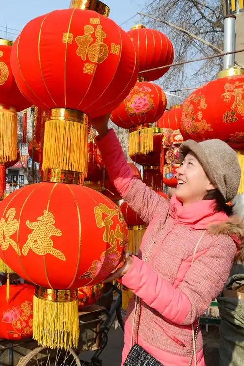 过年从挑大红灯笼开始