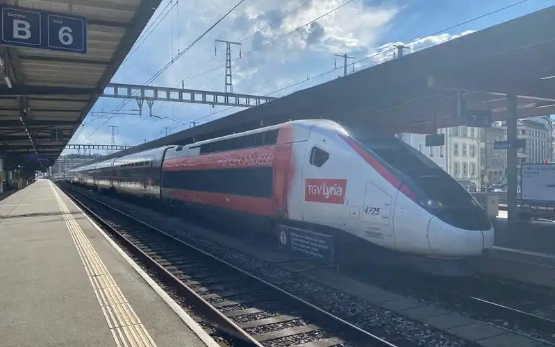 法国国家铁路sncf tgv lyria双层高速动车组空驶列车geneve日内瓦车站