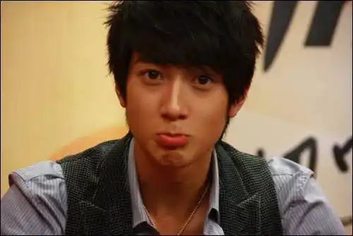 吴尊父亲过71岁生日 孙子孙女陪同庆祝