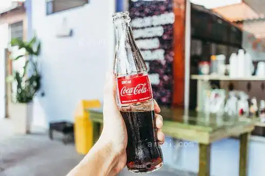 拿着可口可乐汽水瓶的人(person holding coca-cola soda bottle)