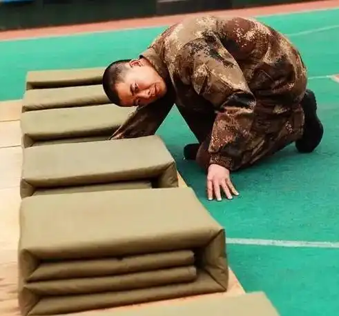 都是叠被子,我军叠成"豆腐块",印度士兵啥样?跟你想的不一样