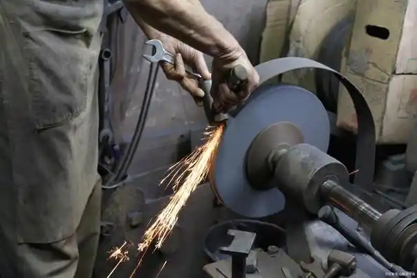 考试内容涵盖了磨床的结构和工作原理,切削刀具的材料和磨削方法,测量