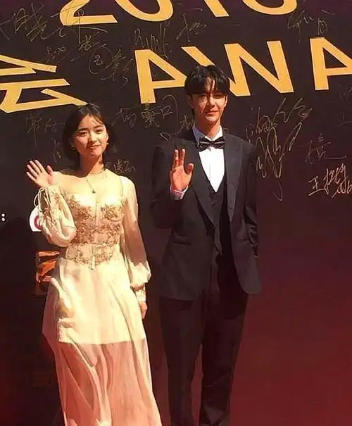 沈月王一博挽胳膊走红毯超淡定候场背影爱了这搭档稳了