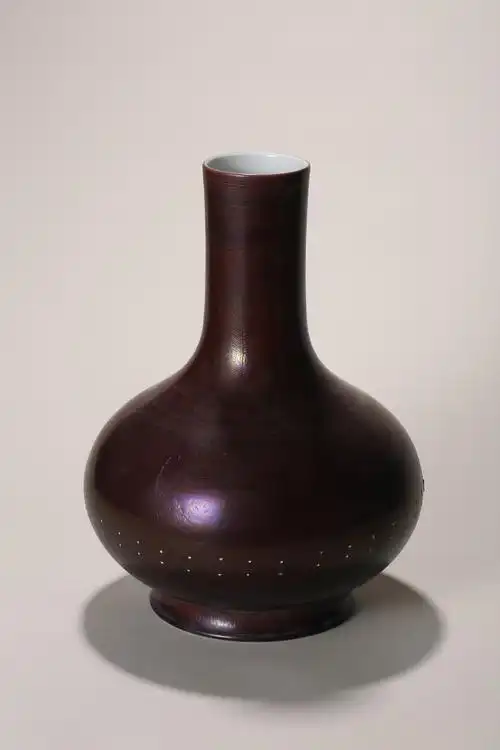 大清雍正年制款乌金釉暗刻龙纹瓶有伤