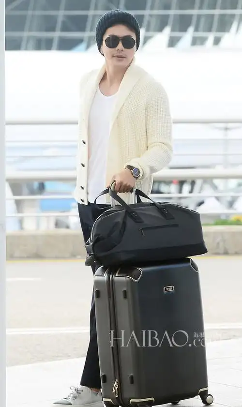 人物 乱混搭不如靠气场 型男演员总比爱豆强   权相佑 10月3日韩国