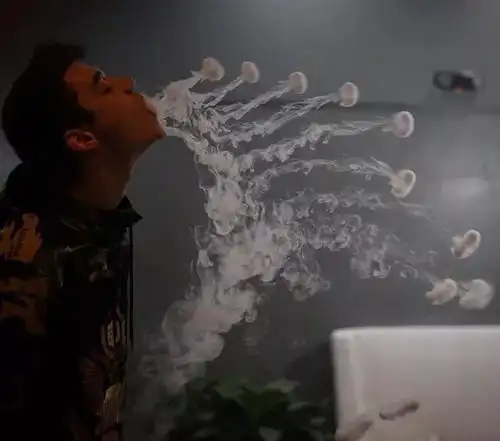 烟都白抽了!美国小哥如何靠花式吐烟圈成百万网红