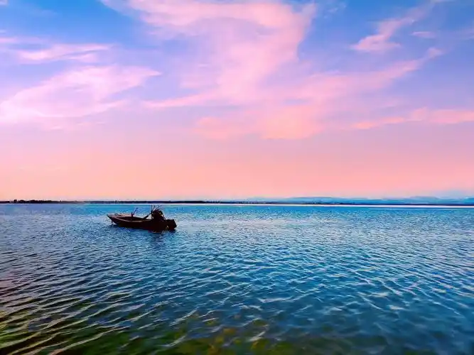 夕阳下孤单的小船 - 灼羽一 - 图虫