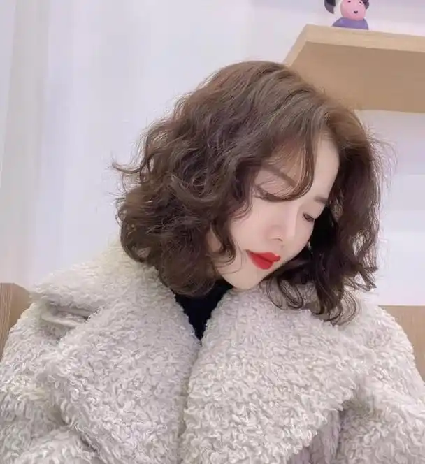 50岁女人想摆脱"大妈感",发型记住"三不要",远离显老土气