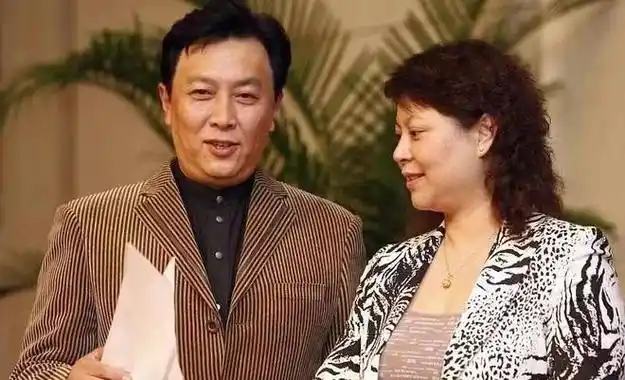 唐国强妻子又胖又壮但穿衣挺有范动物纹西装配卷发贵气显霸道