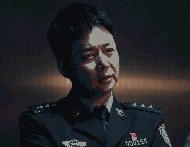 何勇真的太有正义感了,眼里的正义之光,审讯时的威严,刘奕君太适合演