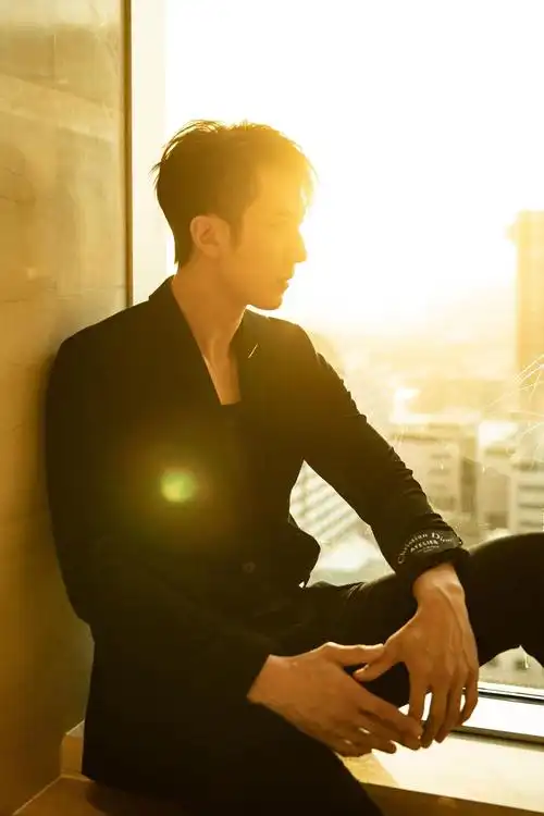 吴尊演绎绅士型格黑色西装摩登硬朗