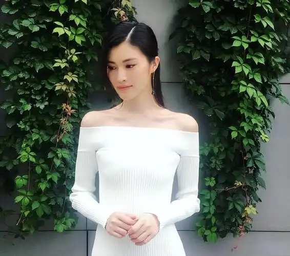 为了能实现自己的目标,在父母面前有话语权,何穗开始奋笔疾书,备战