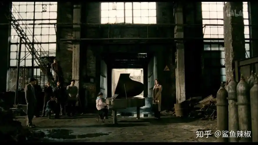 小菊带着小元来到钢厂,在陈桂林做的钢的琴上演出了电影的最后一幕.