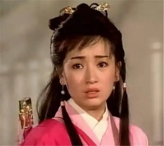 这位"老太太"就是很多人的童年女神 她是著名的金庸女侠, 《雪山飞狐