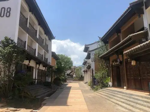 云南省澄江市广龙小镇.邵思跃摄