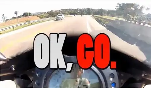 将一辆摩托车加速到299km/h是什么体验?人在前面飞,魂在后面追