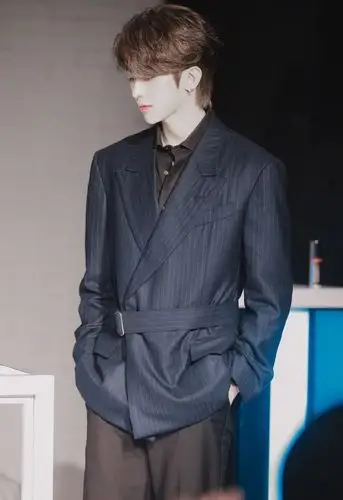 蔡徐坤西装造型