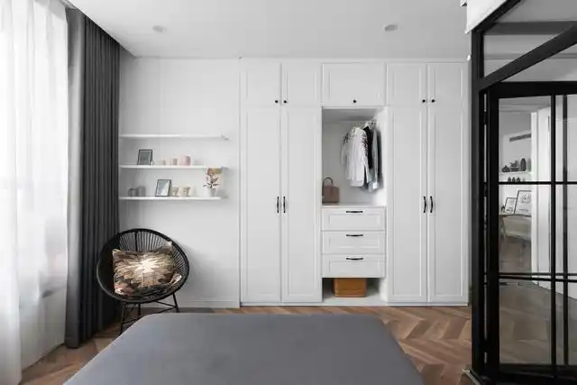 主卧衣柜这样装,再也不想要独立衣帽间了,省地又省钱