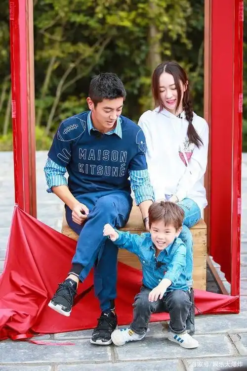 杜江女儿正面照曝光,跟嗯哼神似,霍思燕晒的亲子装才吸引人