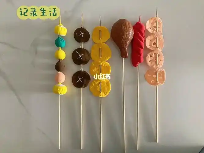 要制作串串带去学校老母亲灵机一动,轻粘土捏起来捏好晾干后,用烧烤